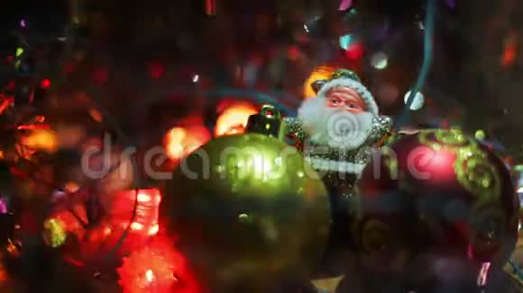 迷你圣诞老人的形象之间的两个玩具挂包为一棵圣诞树木制表面的银色圣诞老人视频的预览图