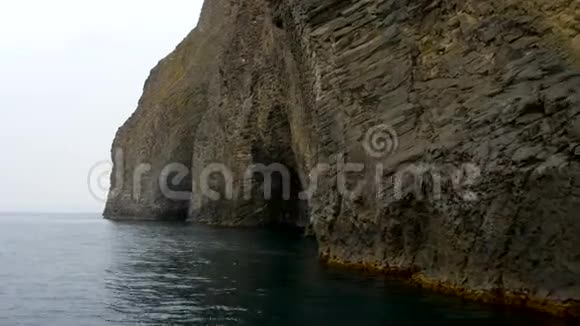 沿着一座古老的水下火山的海岸悬崖移动视频的预览图