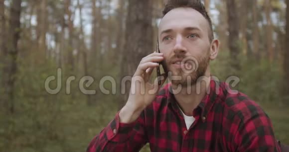 在森林里和智能手机聊天视频的预览图