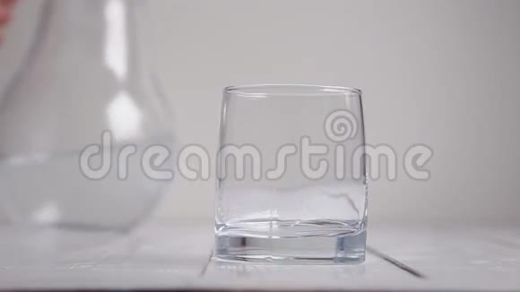 水从水罐里倒入玻璃杯视频的预览图