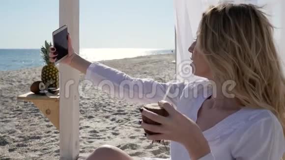 手机里的照片女孩手里的椰子年轻的视频的预览图