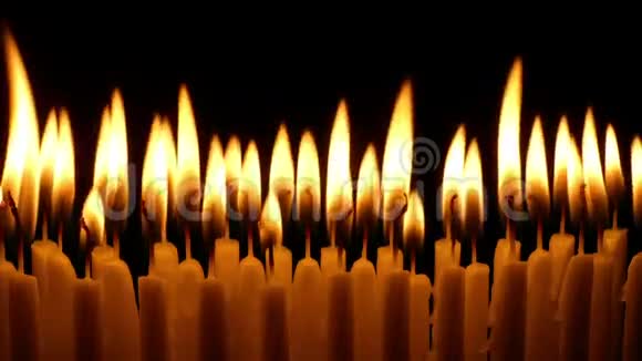 在黑暗中燃烧的生日蜡烛视频的预览图
