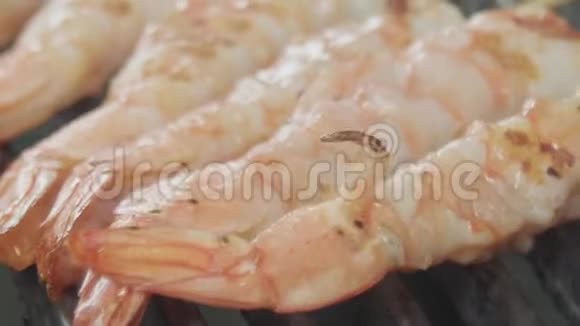 脆皮卷毛虾的食欲视频的预览图