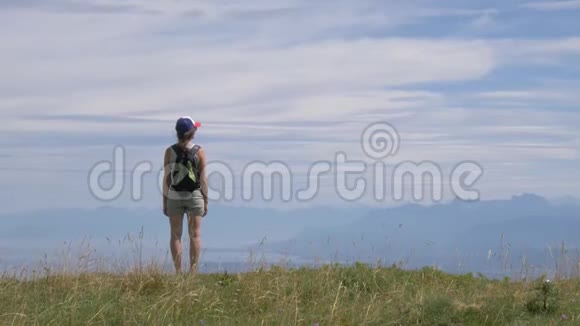 在山顶上孤独的女徒步旅行者视频的预览图