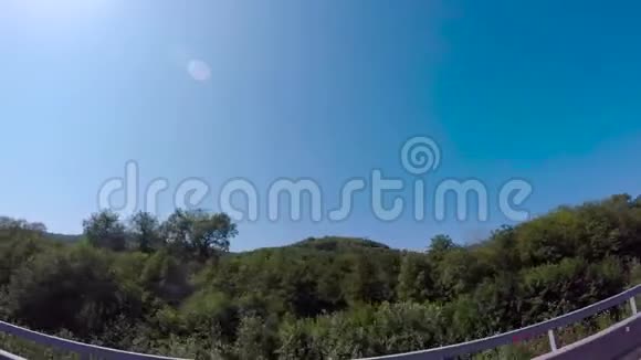 在阳光明媚的一天从汽车上看到山区场景山峦全景和带缆车的艾卜加岭视频的预览图