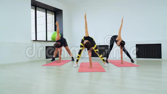 一男两女从事普拉提工作按健身法锻炼的体系视频的预览图