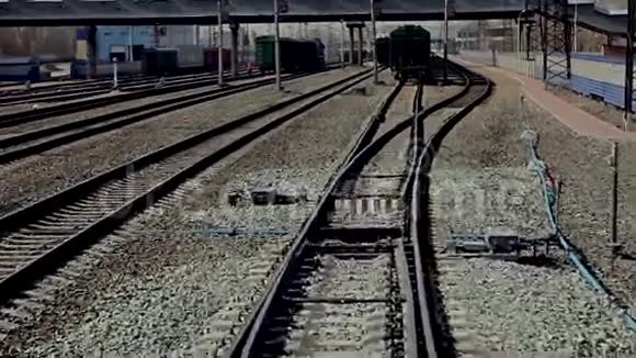 火车在铁轨上行驶视频的预览图