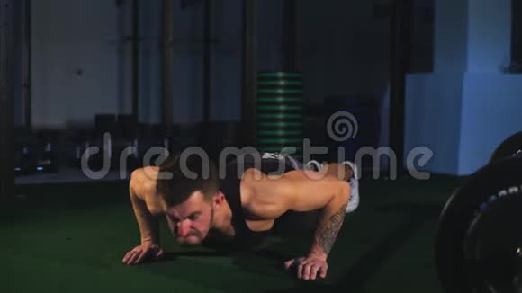 有胡子的好人准备在健身房做黑色背景的俯卧撑视频的预览图