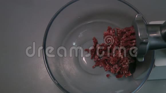 在绞肉机上生产强制肉视频的预览图