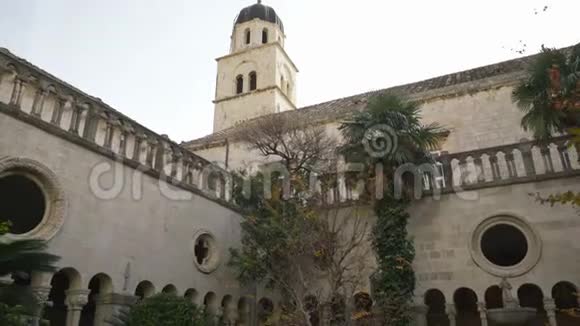 13世纪方济会修道院可观赏杜布罗夫尼克的钟楼视频的预览图
