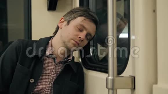 在地铁地铁地铁地铁里睡觉的人劳累的工人学生下班后睡觉辛苦一天生病疲劳视频的预览图