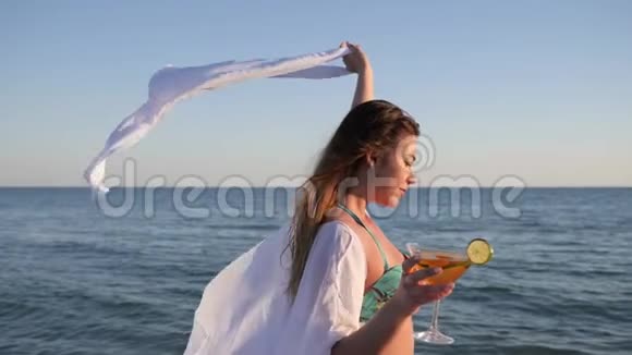暑假海上穿泳装的女孩快乐的女性微笑海岸喝鸡尾酒热带周末视频的预览图