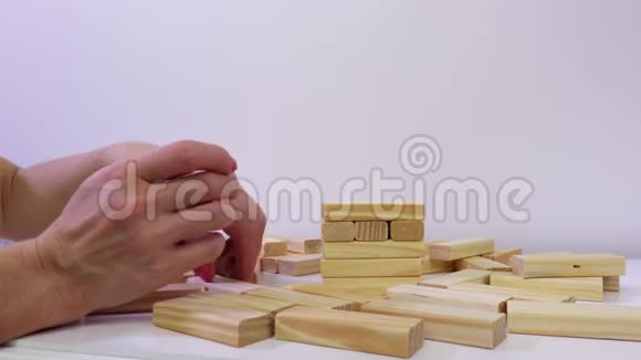 一个玩木塔游戏的女人视频的预览图