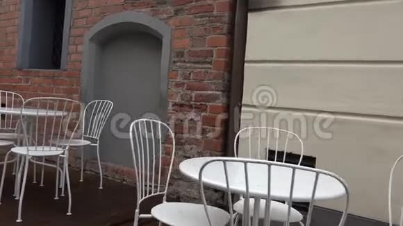 街道咖啡厅餐厅的空白铁露台家具stealam视频的预览图