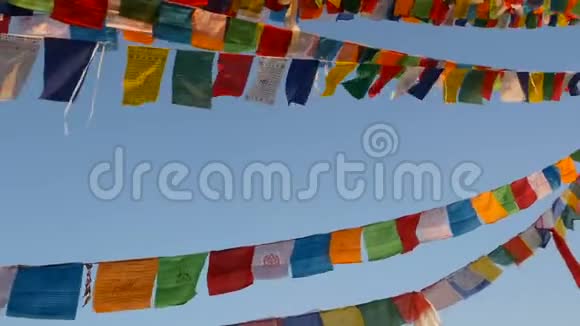 在波达纳特斯图帕圣塔尼泊尔和加德满都的象征戈尔根飘扬的彩色祈祷旗视频的预览图