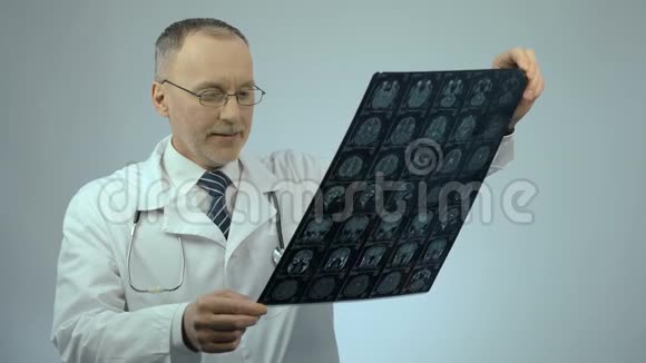 开心微笑医生检查MRI脑扫描满意治疗结果视频的预览图