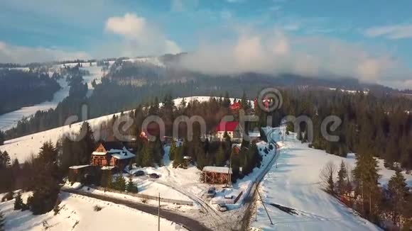 冬季景观滑雪场全景空中景观视频的预览图