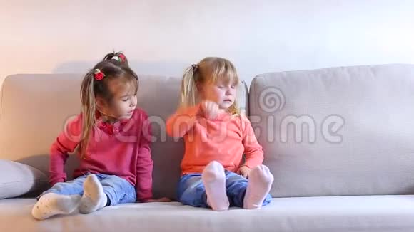 小女孩坐在沙发上哭泣朋友平静下来拥抱婴儿视频的预览图