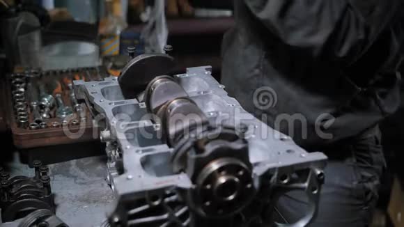 汽车修理工拆开发动机视频的预览图