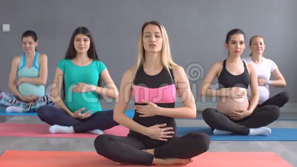 孕妇做呼吸运动女孩练习瑜伽视频的预览图