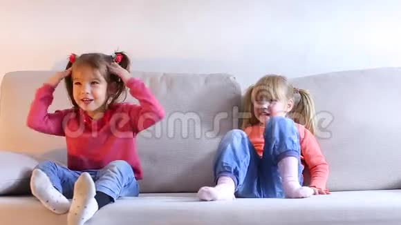两个姐姐坐在沙发上大孩子玩小女孩生气了视频的预览图