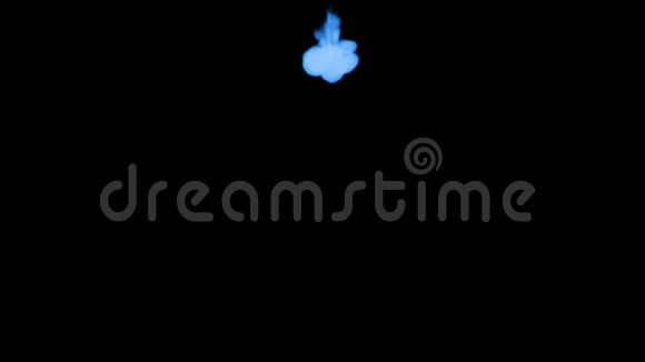 蓝色发光墨水溶解在水上的黑色背景与卢马哑光计算机仿真的三维渲染单单单单视频的预览图