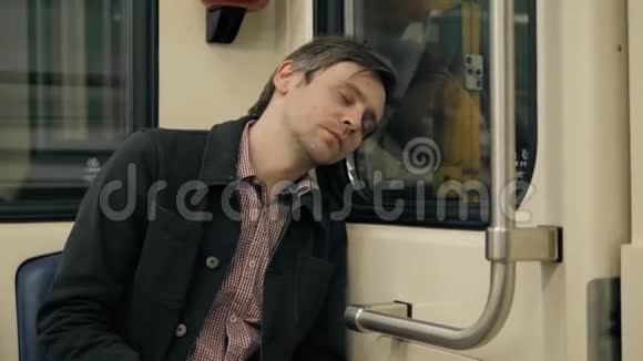 在地铁地铁地铁地铁里睡觉的人劳累的工人学生下班后睡觉辛苦一天生病疲劳视频的预览图