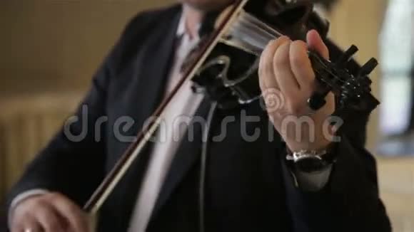 小提琴手拉小提琴视频的预览图