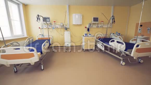 提供一张单人床的设备齐全的医院病房的广角景观视频的预览图