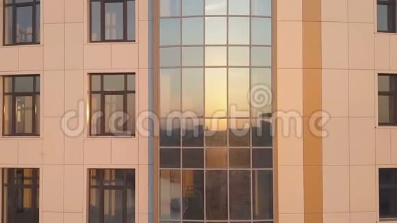 日落时分摩天大楼的正面朝后飞行视频的预览图