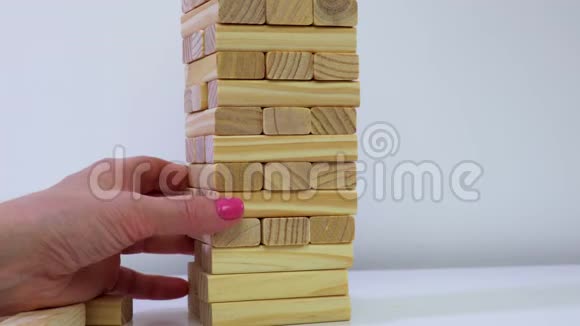 女人在玩木塔游戏视频的预览图