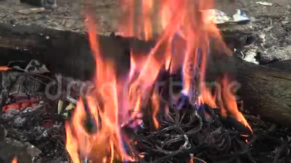 无家可归者的火灾烟雾燃烧塑料电子电缆垃圾空气污染和火灾黑色有害物质视频的预览图