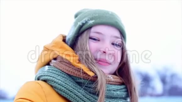 年轻夫妇牵着一双漂亮的金发少女享受冬天的户外活动一个绿色和绿色的女孩视频的预览图