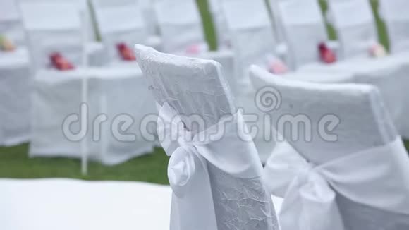 白色结婚椅在开放仪式上鲜花和装饰品视频的预览图
