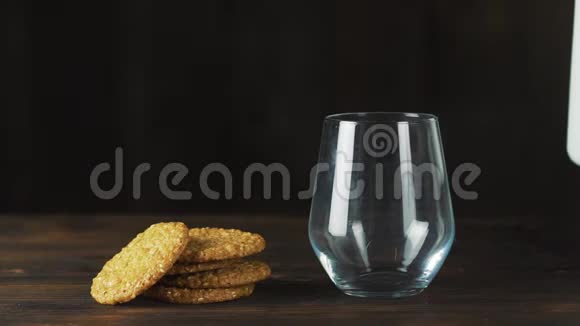 牛奶以缓慢的速度倒入玻璃杯是健康饮食的理想选择可以作为药物使用概念视频的预览图