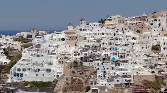 希腊圣托里尼岛奥亚镇三座蓝色圆顶教堂周围飞行视频的预览图
