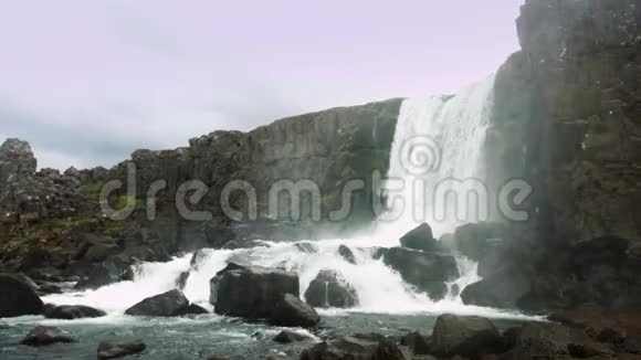 冰岛美丽的风景瀑布视频的预览图