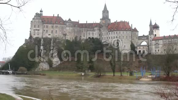 多瑙河和岩石上的城堡德国巴登符腾堡西格马林根视频的预览图