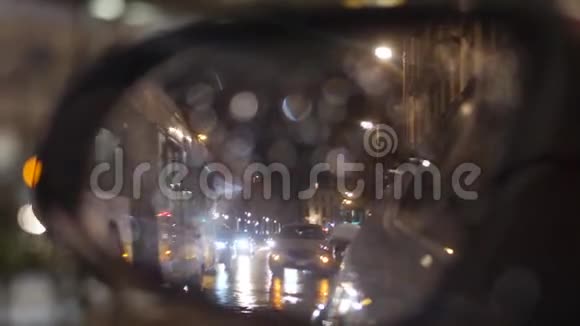 汽车后视镜上可看到城市灯光视频的预览图