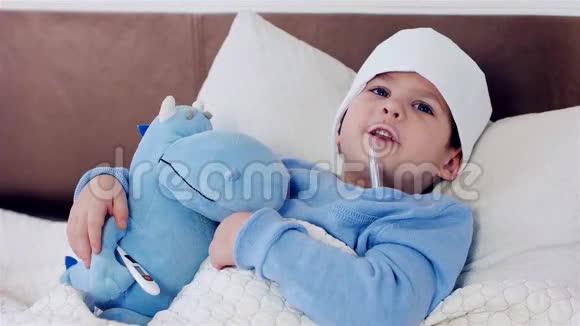 儿童咳嗽儿童头部受压感冒躺在床上婴儿测量体温电子温度计视频的预览图