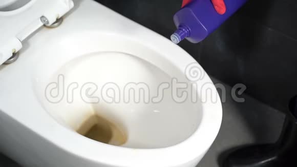 用洗涤剂慢动作清洁马桶视频的预览图