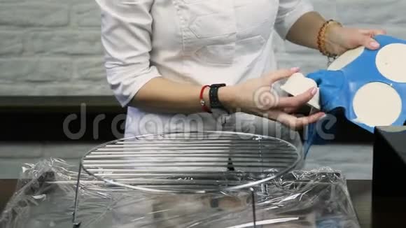 糖果师把冷冻甜点空白放在金属支架上视频的预览图
