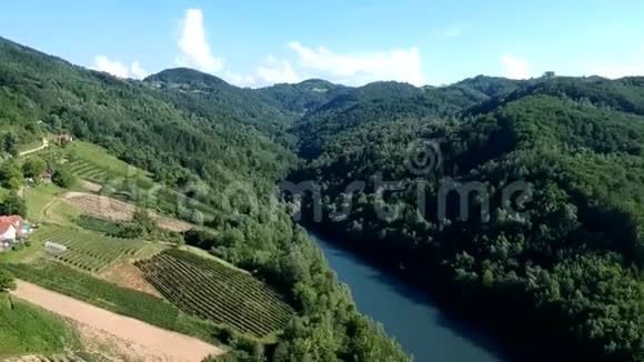 瓦科维察湖的鸟瞰图视频的预览图