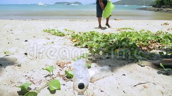 保洁员将沙滩上的垃圾收集成绿色塑料袋塑料瓶则收集在沙滩上视频的预览图
