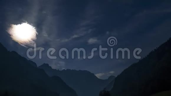 满月下高山峡谷的夜间时间推移视频的预览图
