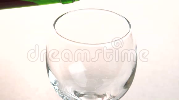 红干葡萄酒正被倒进餐厅里干净的玻璃杯里视频的预览图