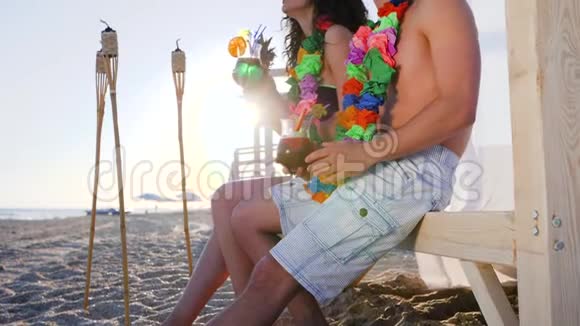 夏威夷海滩派对脖子上的花圈海滩上的情侣海岸上的女朋友视频的预览图