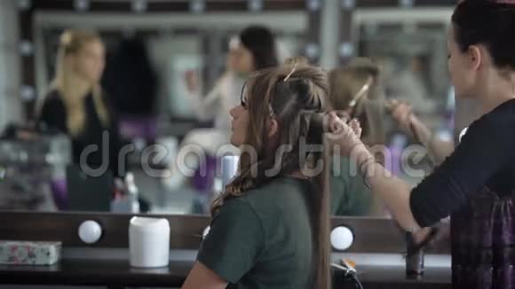 这位学生毕业前晚上来到一家流行的美容院做一个时尚的发型和化妆在一个视频的预览图