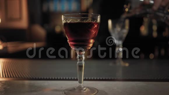 黑暗酒吧的专业酒吧服务员准备饮料视频的预览图