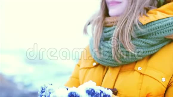 年轻漂亮的少女一头金发在户外享受冬日一个戴着绿棕色围巾的女孩视频的预览图